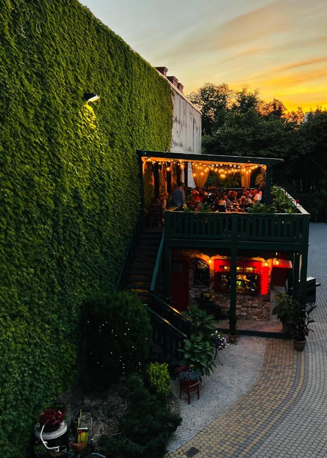 Shoemaker Irish Pub &