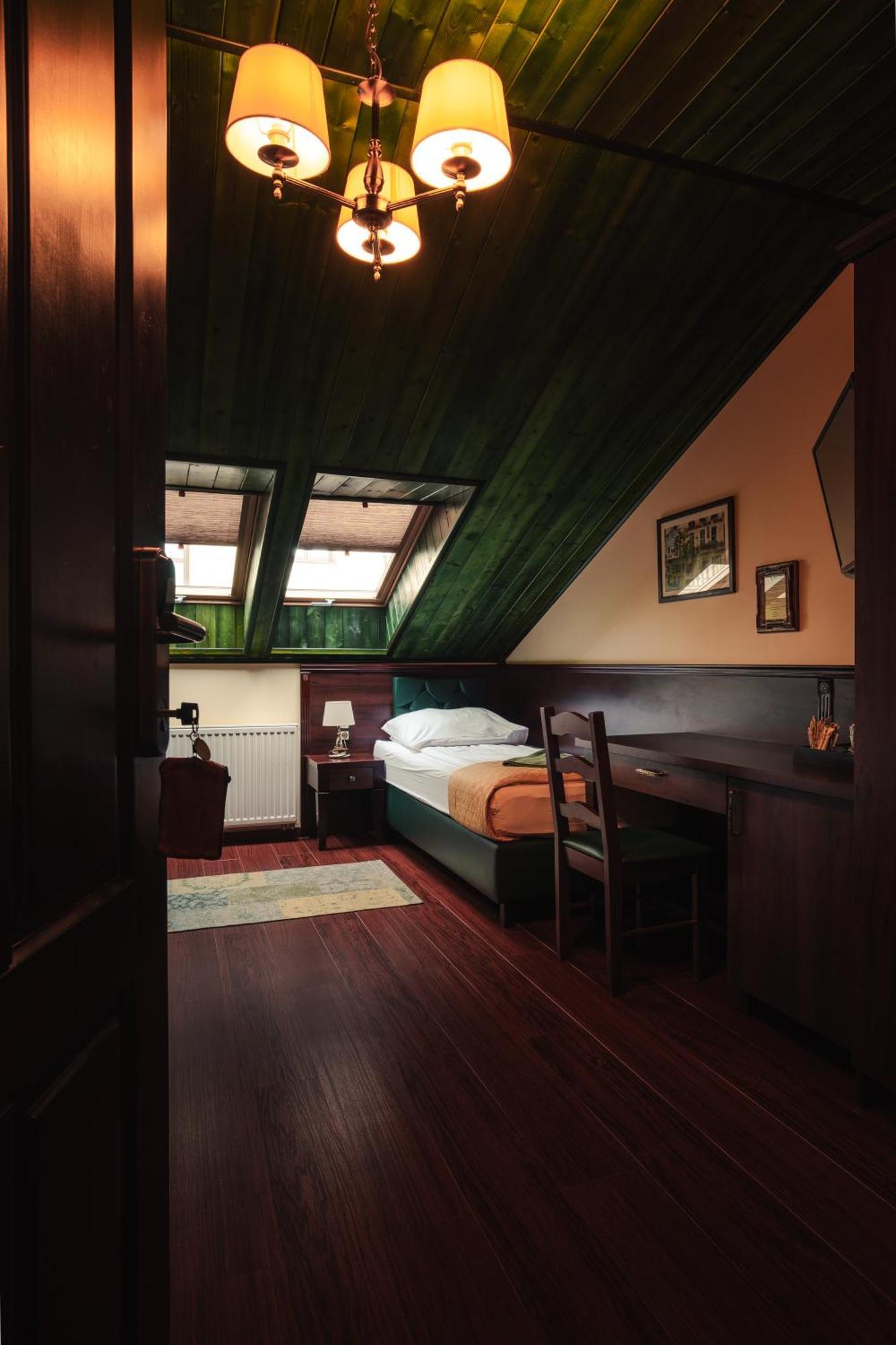 Shoemaker Irish Pub & Homestay