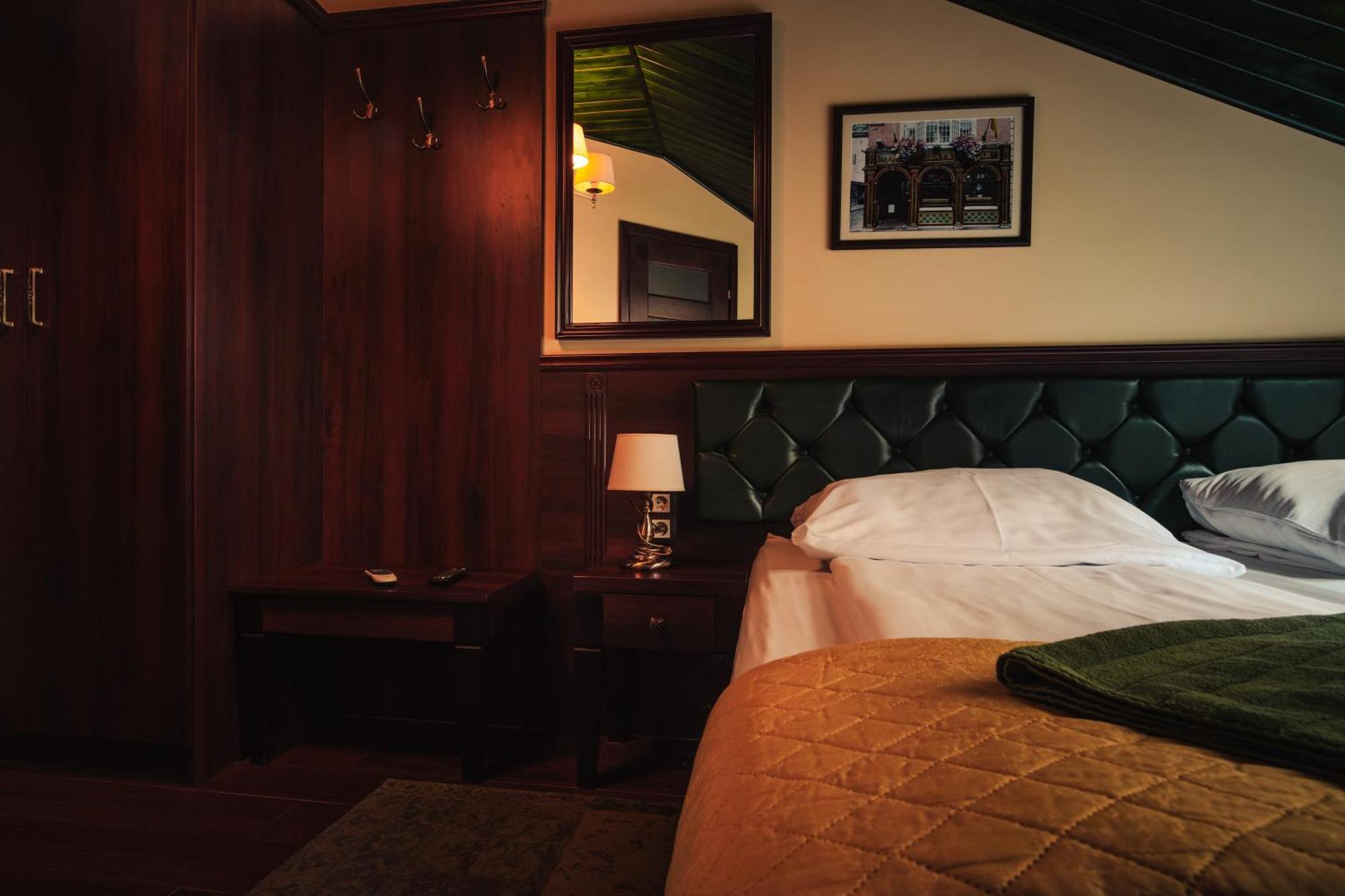 Shoemaker Irish Pub &