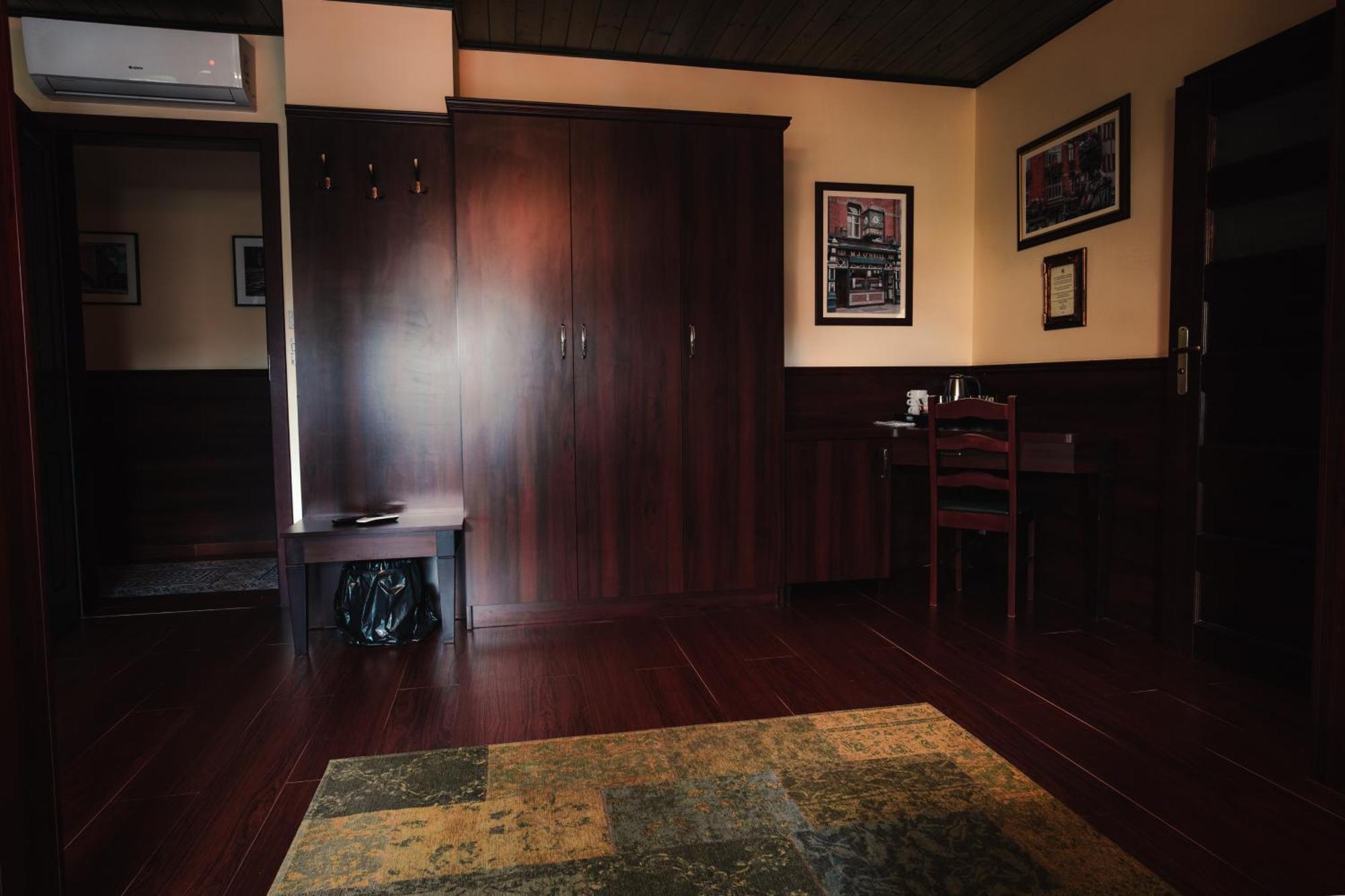 Shoemaker Irish Pub & * Kielce